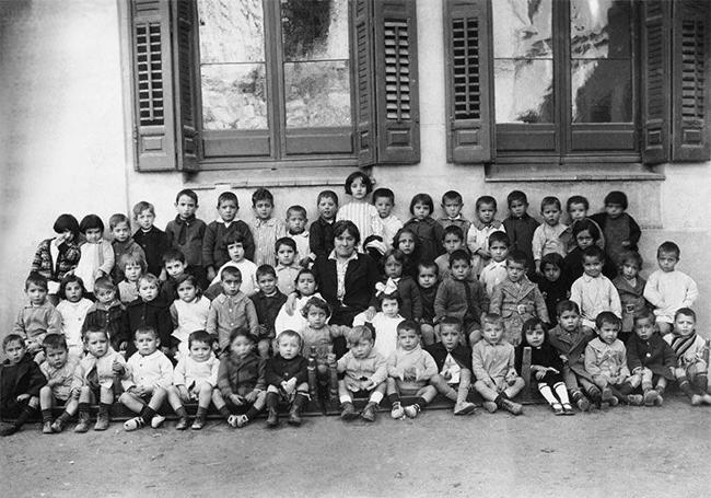 Benita Asas con sus alumnos en Madrid (1929).