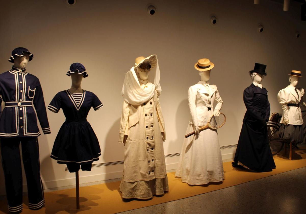 Trajes femeninos de la Belle Époque donostiarra en el Jantziaren Zentroa de Errenteria.