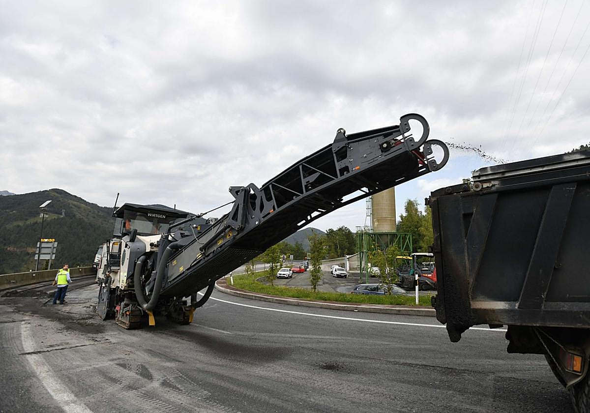 Carretera de Gipuzkoa siendo asfaltada.
