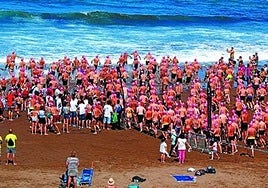 Salida de la travesía a nado Itzurun-Arranpla de Zumaia en una edición anterior.