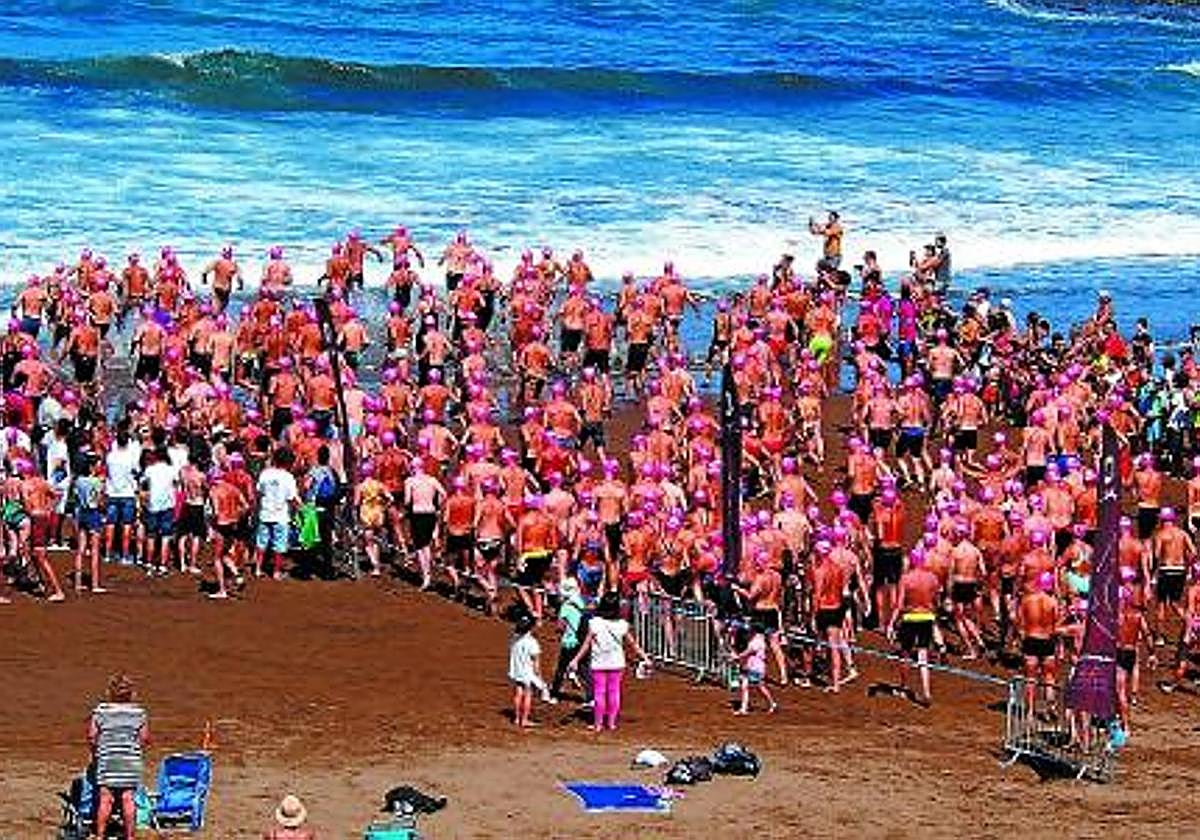 Salida de la travesía a nado Itzurun-Arranpla de Zumaia en una edición anterior.
