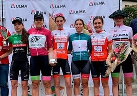 Las ganadoras cadetes y juniors de la primera edición en la entrega de premios celebrada en la plaza.