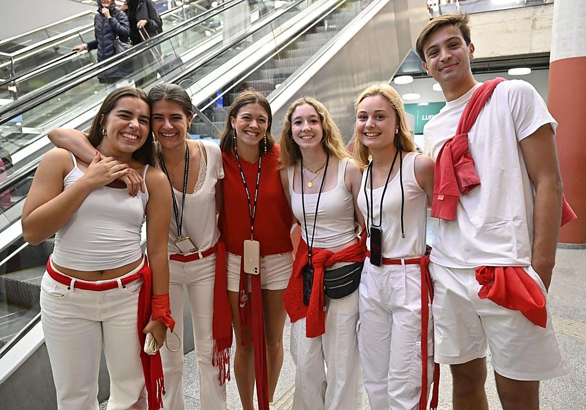 Los donostiarras Ane, Adriana, María, Marina, Nora y Pablo van a San Fermín para pasar 24 horas de fiesta y diversión