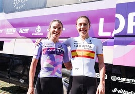 Ane Santesteban y Usoa Ostolaza, con su nuevo maillot de campeona, ayer en Italia.