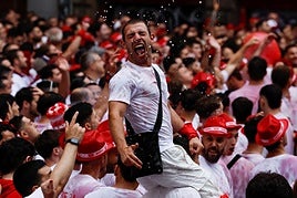 Un multitudinario chupinazo da inicio a las fiestas de San Fermín
