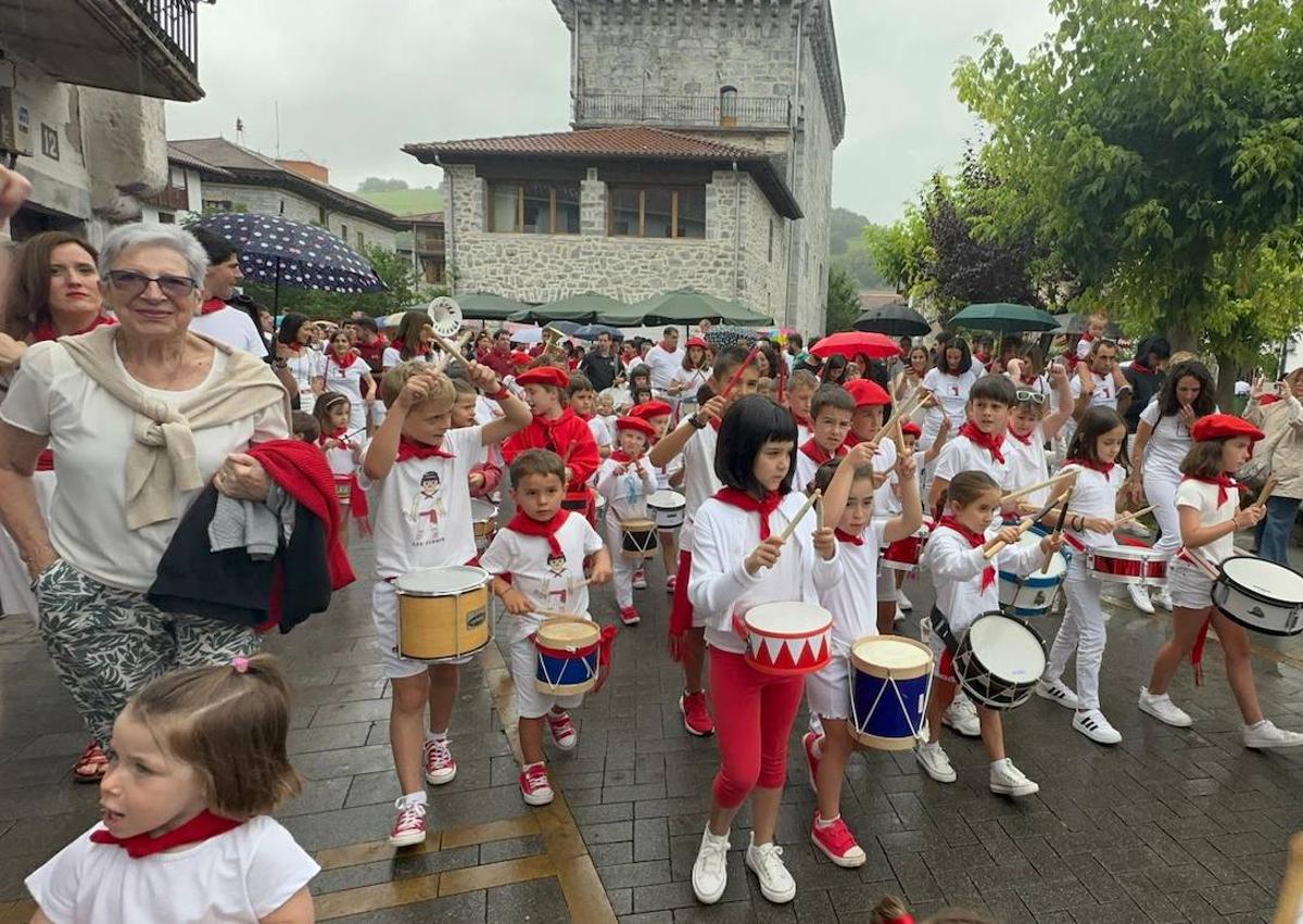 Imagen secundaria 1 - Lesaka ya vibra con sus Sanfermines