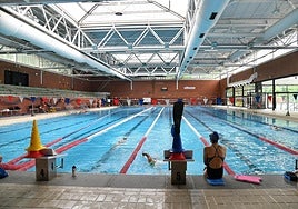 Una nadadora descansa en el bordillo de la pileta tras su sesión de entrenamiento