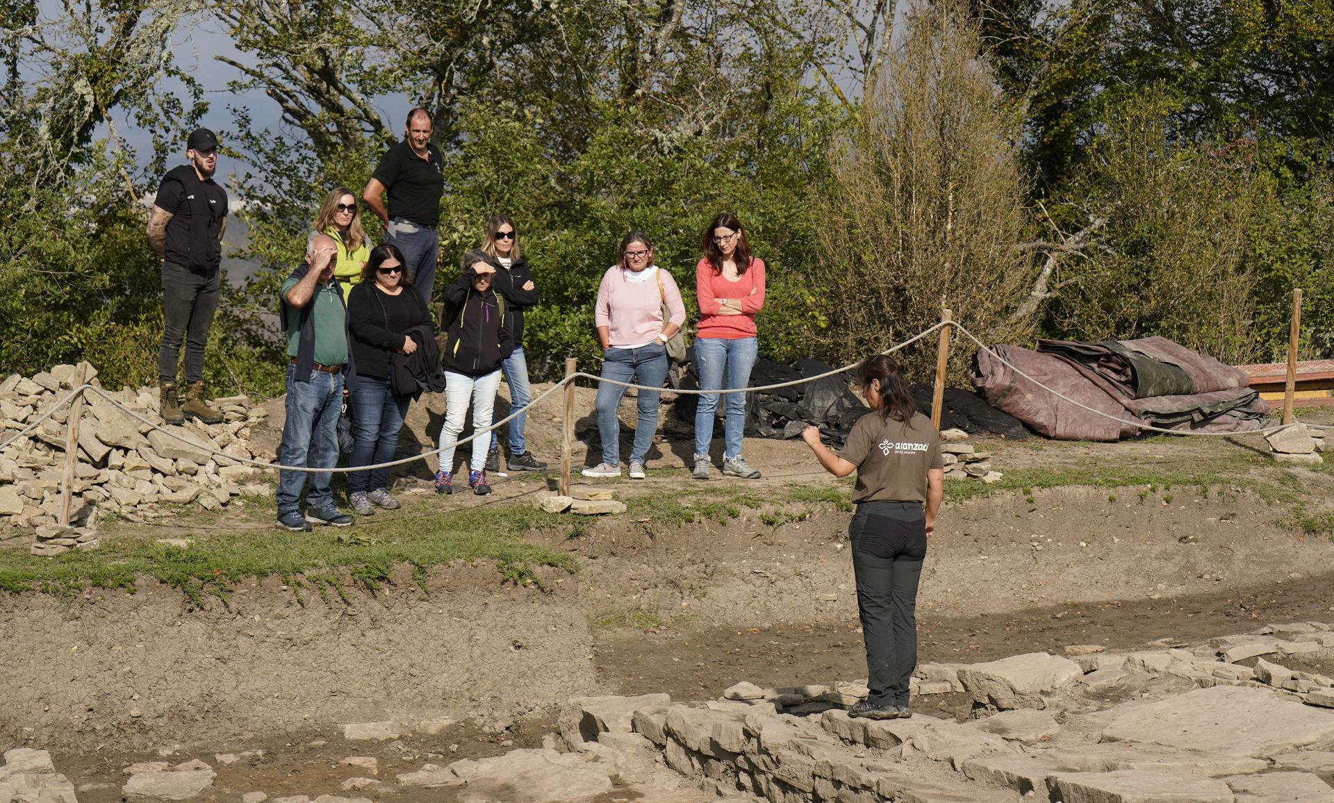 Aztarnategian lan egiten duen arkeologoetako bat, bisita gidatu batetan azalpenak eskaintzen.