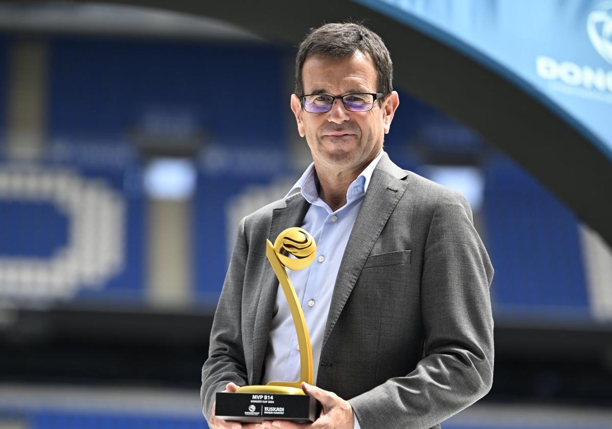 Olaizola posa con uno de los trofeos de ganador.