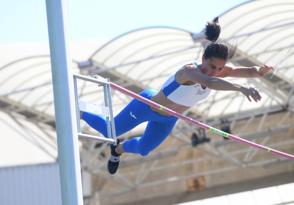 Malen Ruiz de Azua, en pleno salto en el Miniestadio de Anoeta.