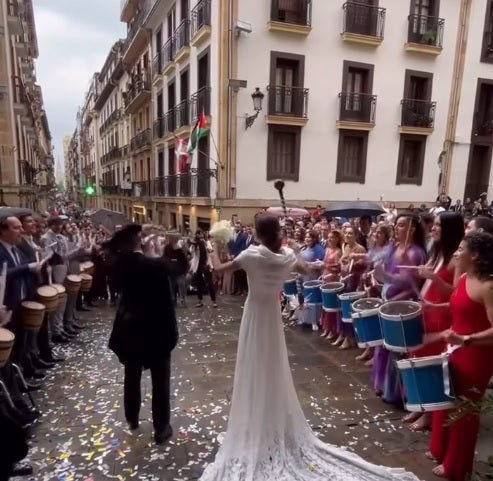 Imagen secundaria 2 - Emoción a la salida de la iglesia de Santa María de San Sebastián. 