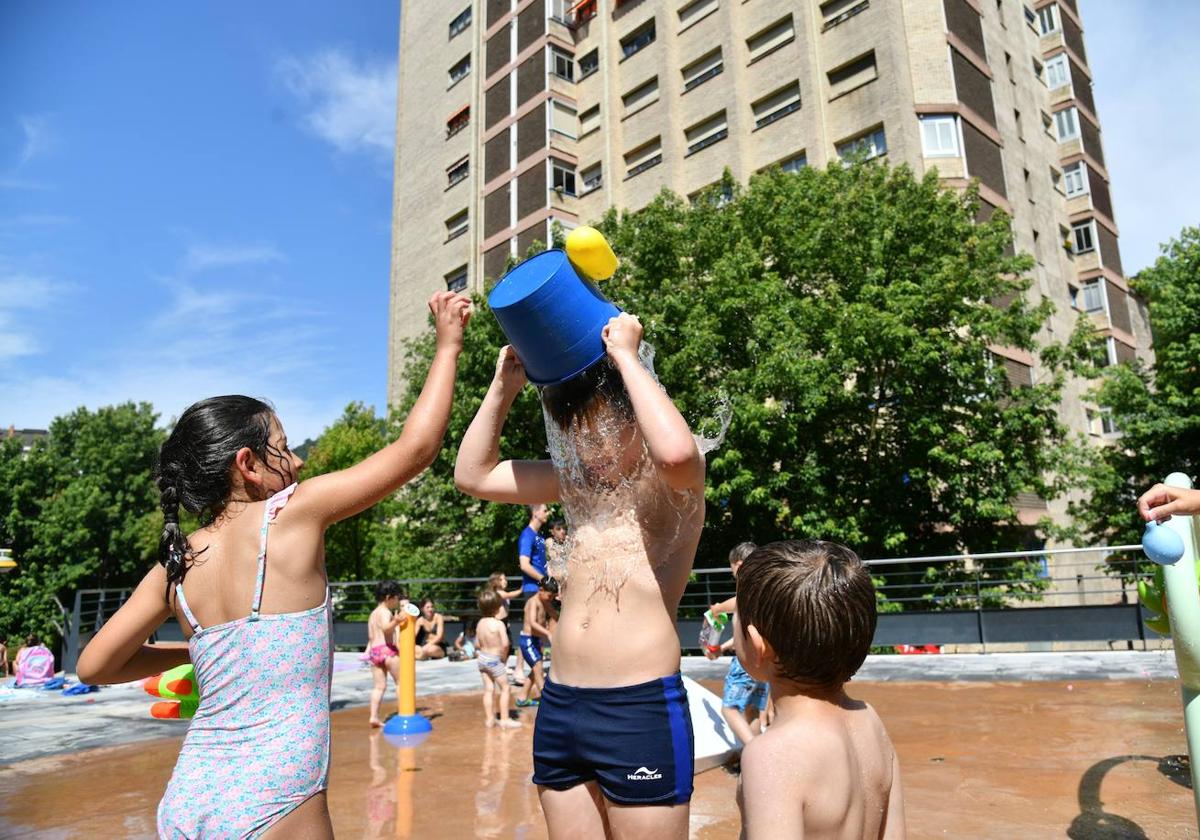 Unos niños refrescándose en Eibar.