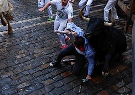 Uno de los momentos más tensos del segundo encierro de San Fermín, con los toros de Cebada Gago.