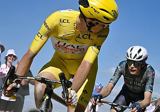 Tadej Pogacar observa a Jonas Vingegaard en un momento de la etapa de ayer en el Tour de Francia.
