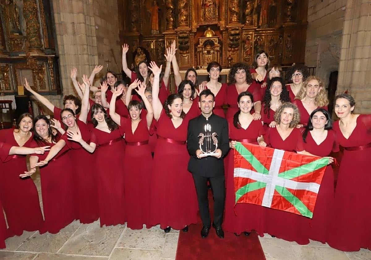 Las 32 voces del coro femenimo Hots y su director posaron así de contentas en la ceremonia de clausura tras la entrega de los premios.