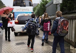 Niños a la salida de un centro donostiarra de la red concertada.