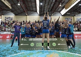 Las jugadoras del Bera Bera levantan la copa de campeonas de Liga.