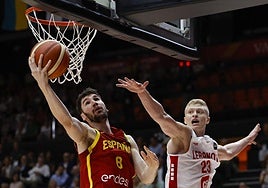 Dario Brizuela trata de encestar ante Khayat durante el preolímpico en Valencia.