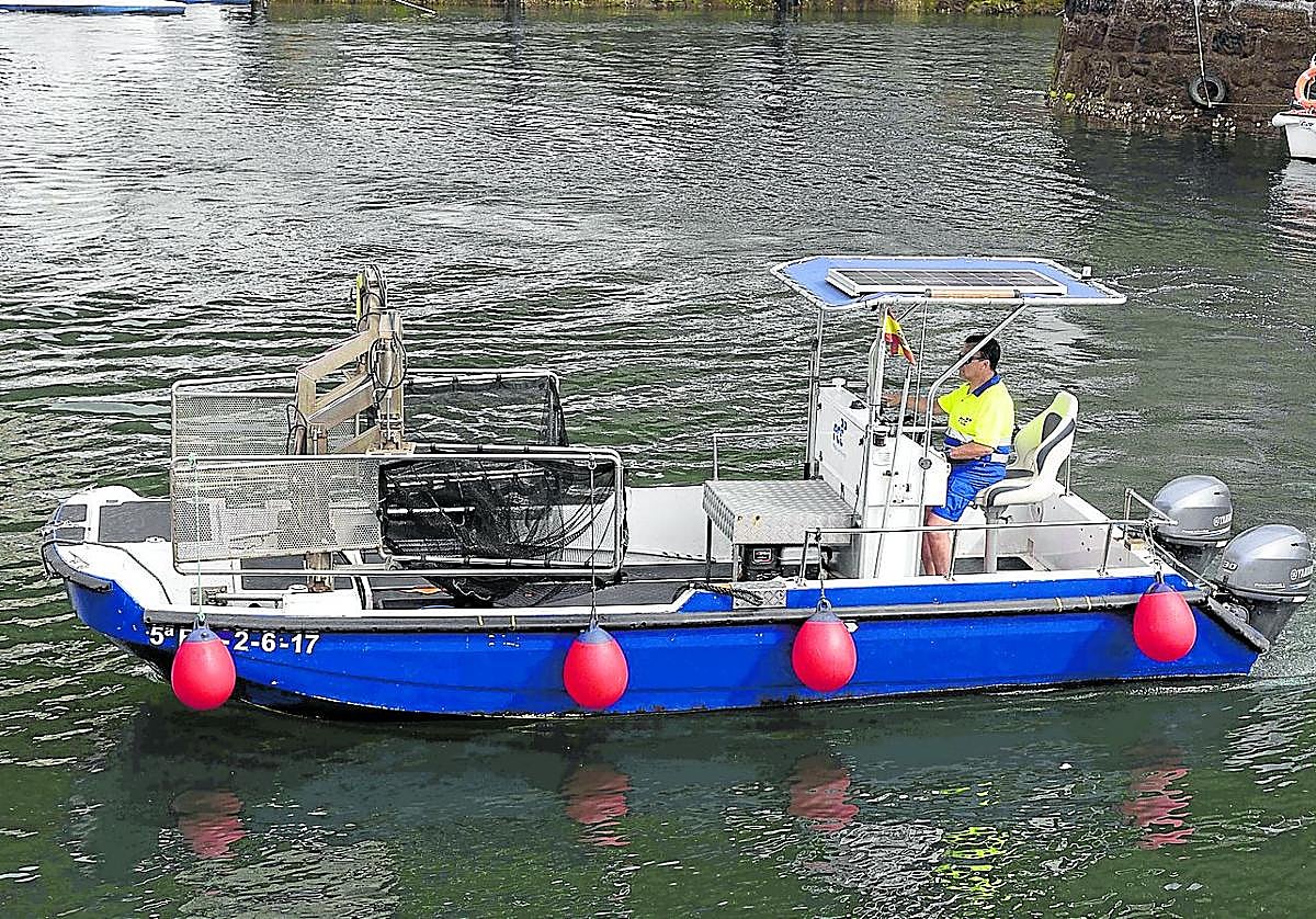 Rober Torrón, empleado de FCC, es el encargado de retirar las 'carabelas' de la bahía.