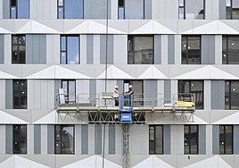 Trabajadores en un edificio en construcción en Riberas de Loiola en Donostia.