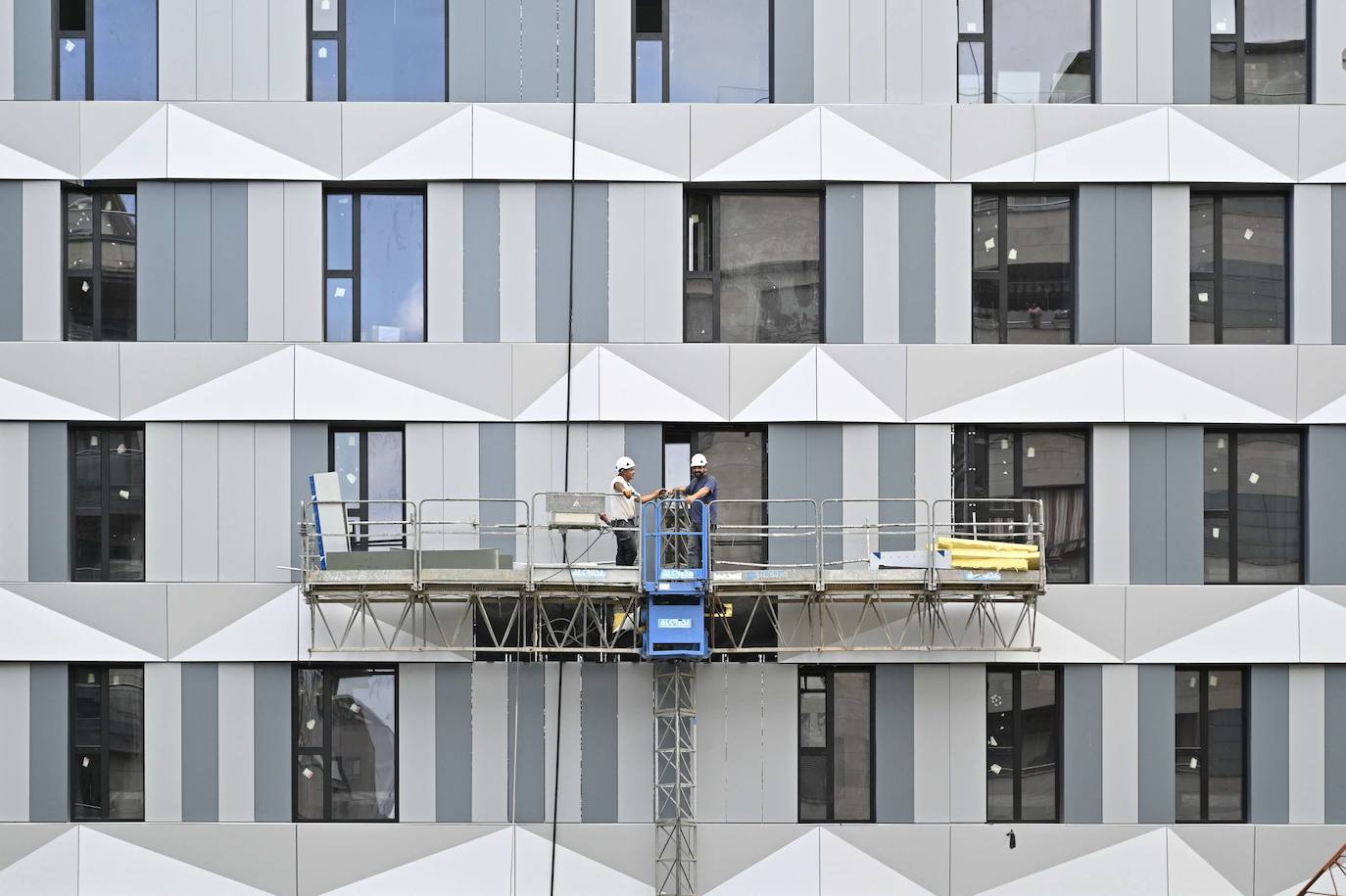 Trabajadores en un edificio en construcción en Riberas de Loiola en Donostia.