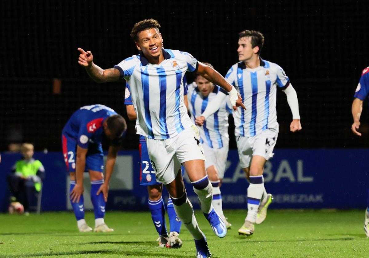 Bryan Fiabema celebra un gol con el Sanse.