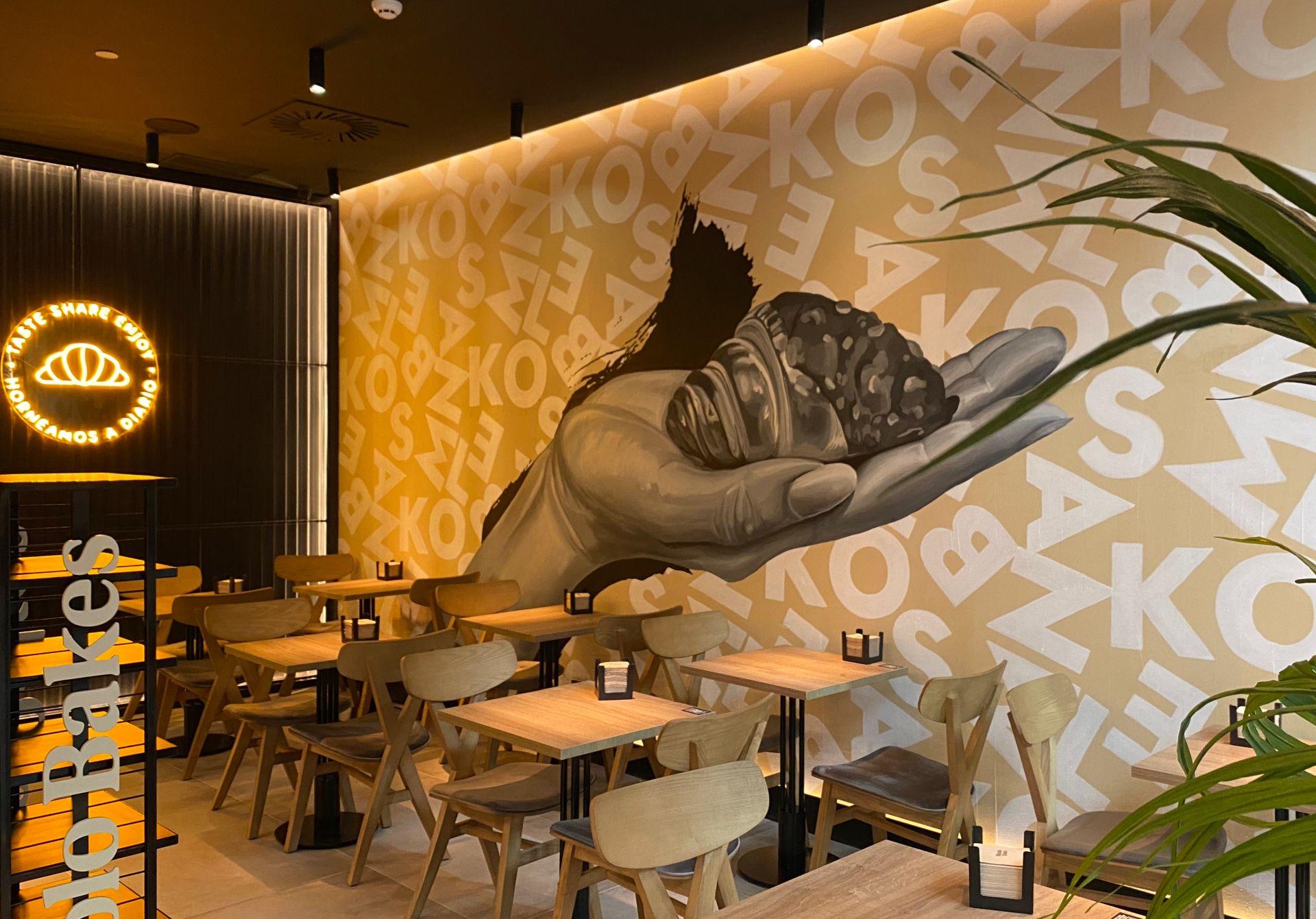 Imagen principal - Este martes ha abierto la tienda de Manolo Bakes en Garbera. 