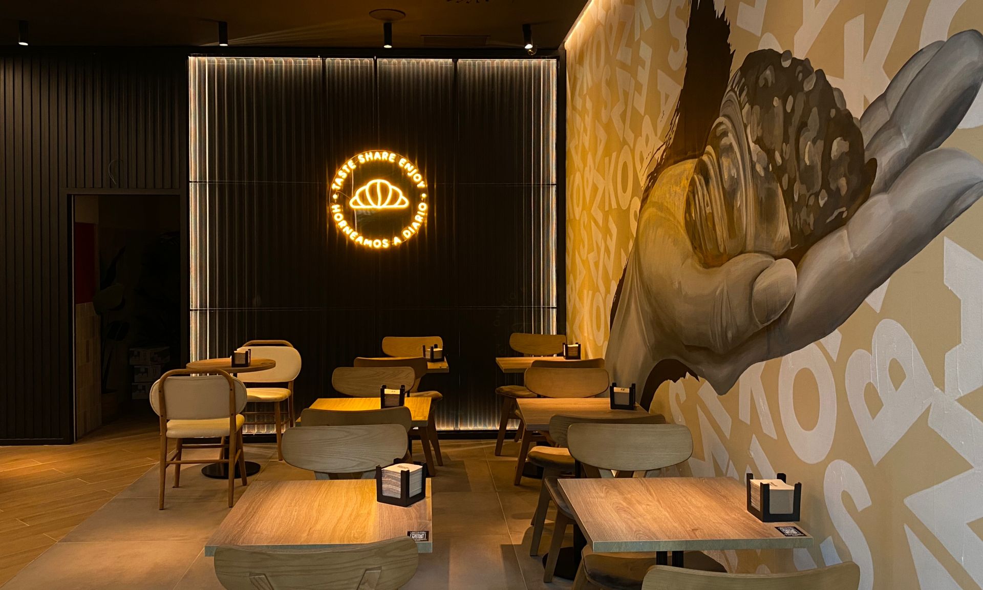 Imagen secundaria 1 - Este martes ha abierto la tienda de Manolo Bakes en Garbera. 