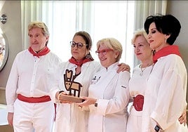 Roser Torras con su premio, rodeada de los hermanos Idoate.