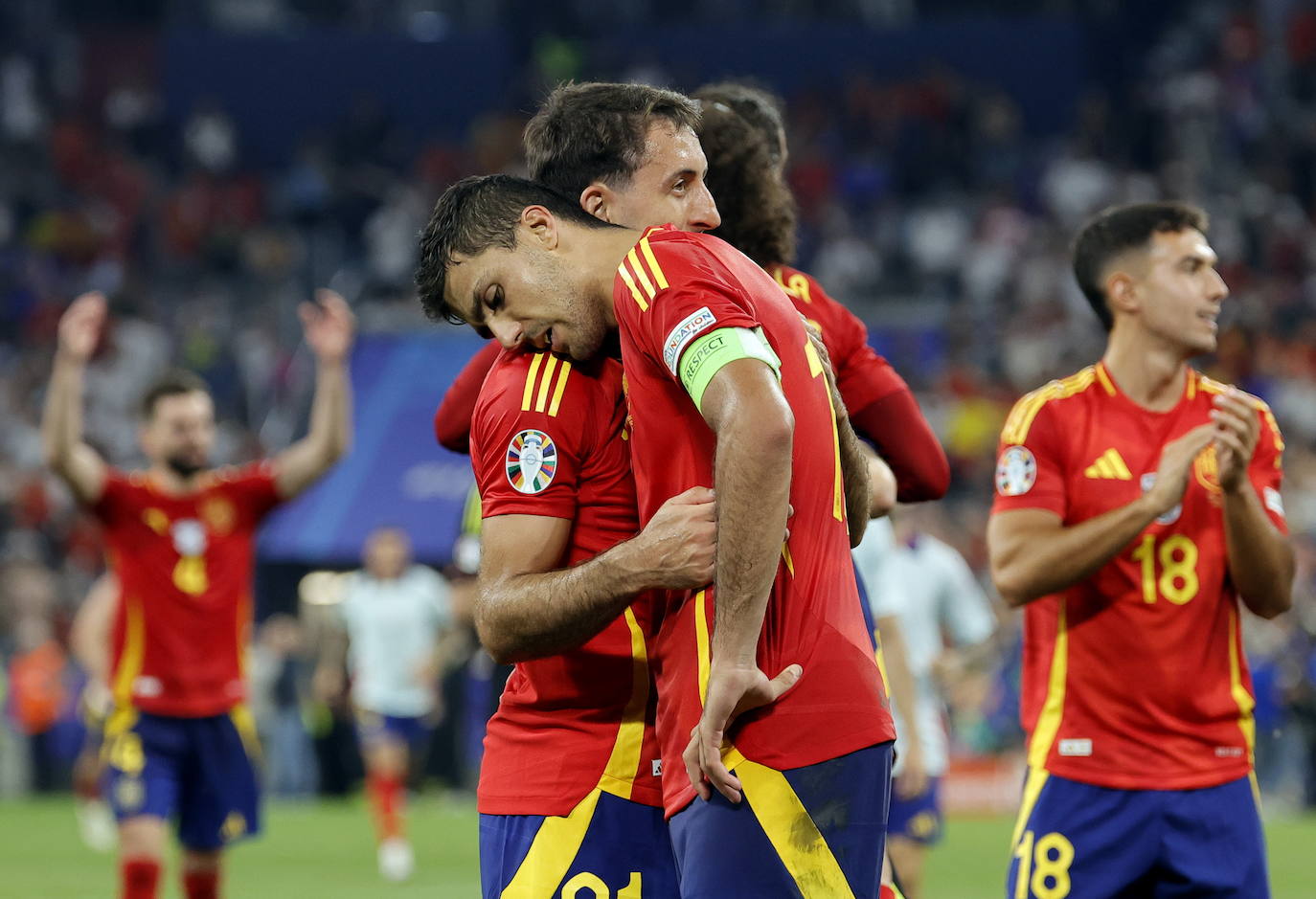 Imagen secundaria 2 - Remiro con Le Normand y Merino de espaldas; Zubimendi y Oyarzabal en el pasillo con Simón; y Oyarzabal abrazando a Rodri.