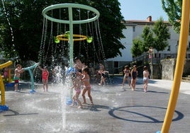 Niños y niñas de Uztalai disfruta del nuevo parque de agua.