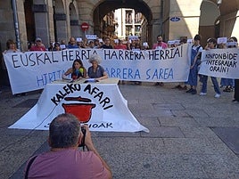 Un momento de la rueda de prensa ofrecida en la plaza de la Constitución de Donostia.