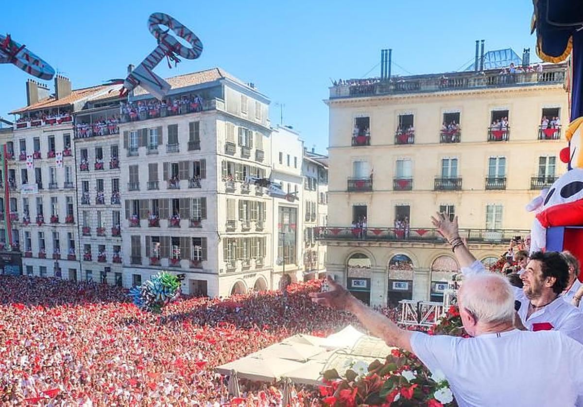 El cantante y compositor Patrick Bruel ha sido el encargado lanzar las llaves que dan inicio a las fiestas de Baiona.