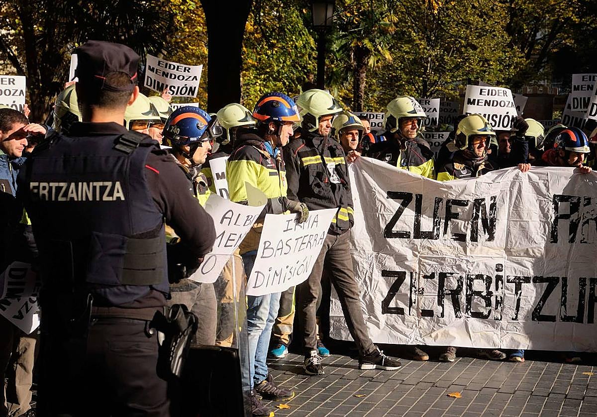 Protesta de los bomberos frente en la Plaza Gipuzkoa en 2022, por las «irregularidades» en la OPE.