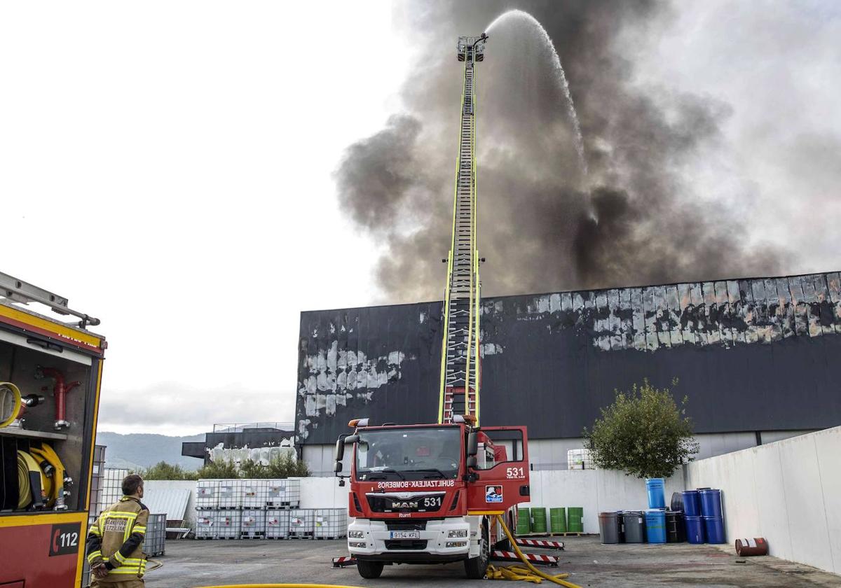 Los bomberos tratan de sofocar el fuego en la fábrica de quesos Aldanondo de Agurain, en 2018.