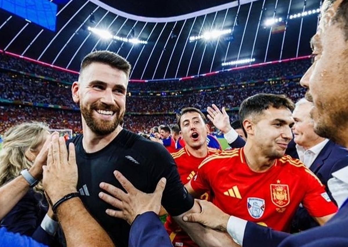 Imagen secundaria 1 - Remiro con Le Normand y Merino de espaldas; Zubimendi y Oyarzabal en el pasillo con Simón; y Oyarzabal abrazando a Rodri.