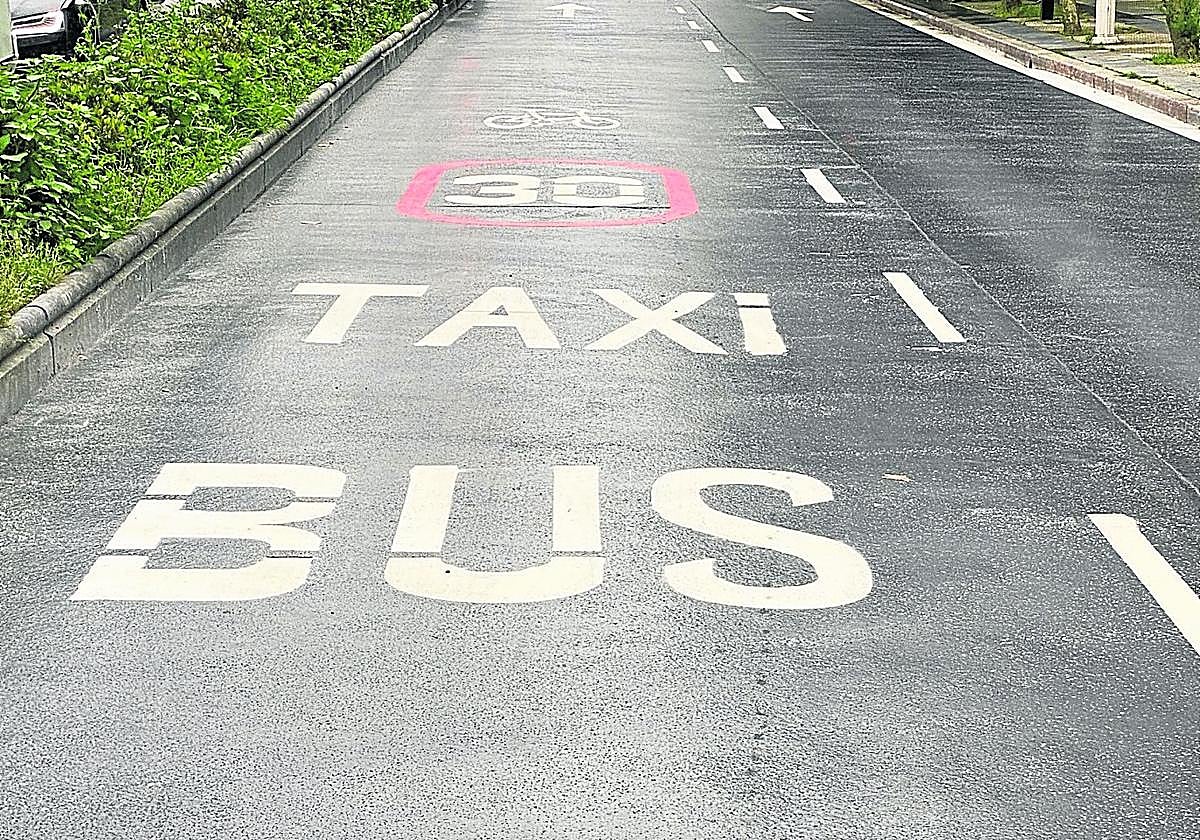J. J. Eguibar escribe: «En aplicación de la Ordenanza de Movilidad municipal, las motos no pueden circular por carriles reservados salvo que así lo indique. Si no pone 'Moto' se comete una infracción grave. Acaban de pintar estos carriles de la Avenida y nada dice de las motos, aunque se les permite el paso. Dejen de confundir a los usuarios y apliquen su propia normativa vigente».