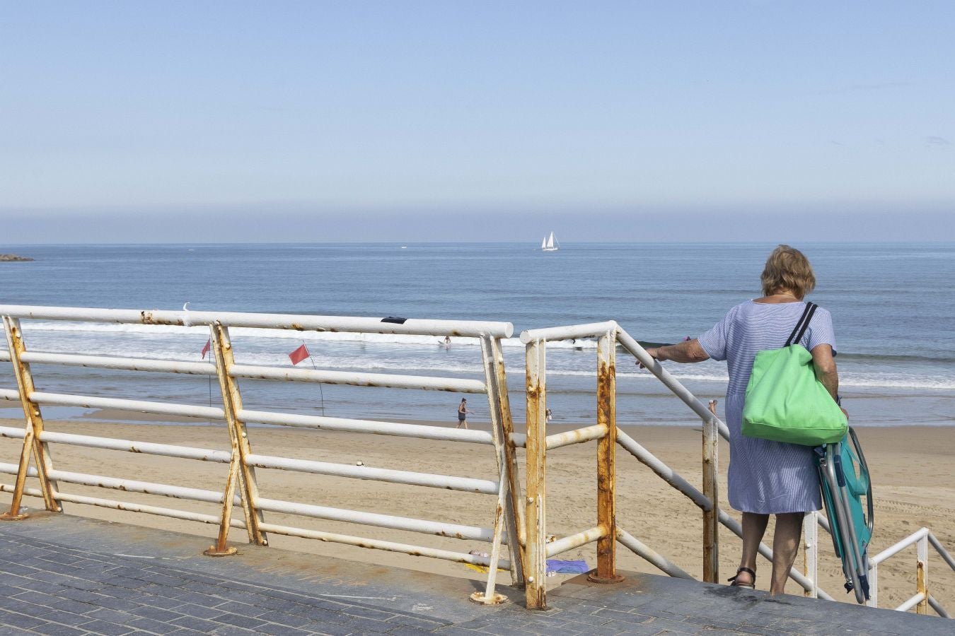 Miércoles de sol, playa y chiringuito en la costa guipuzcoana