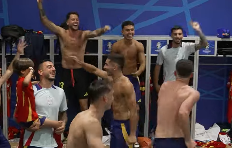 Vestuario de la selección española tras el duelo ante Francia mientras sonaba 'Potra Salvaje'.