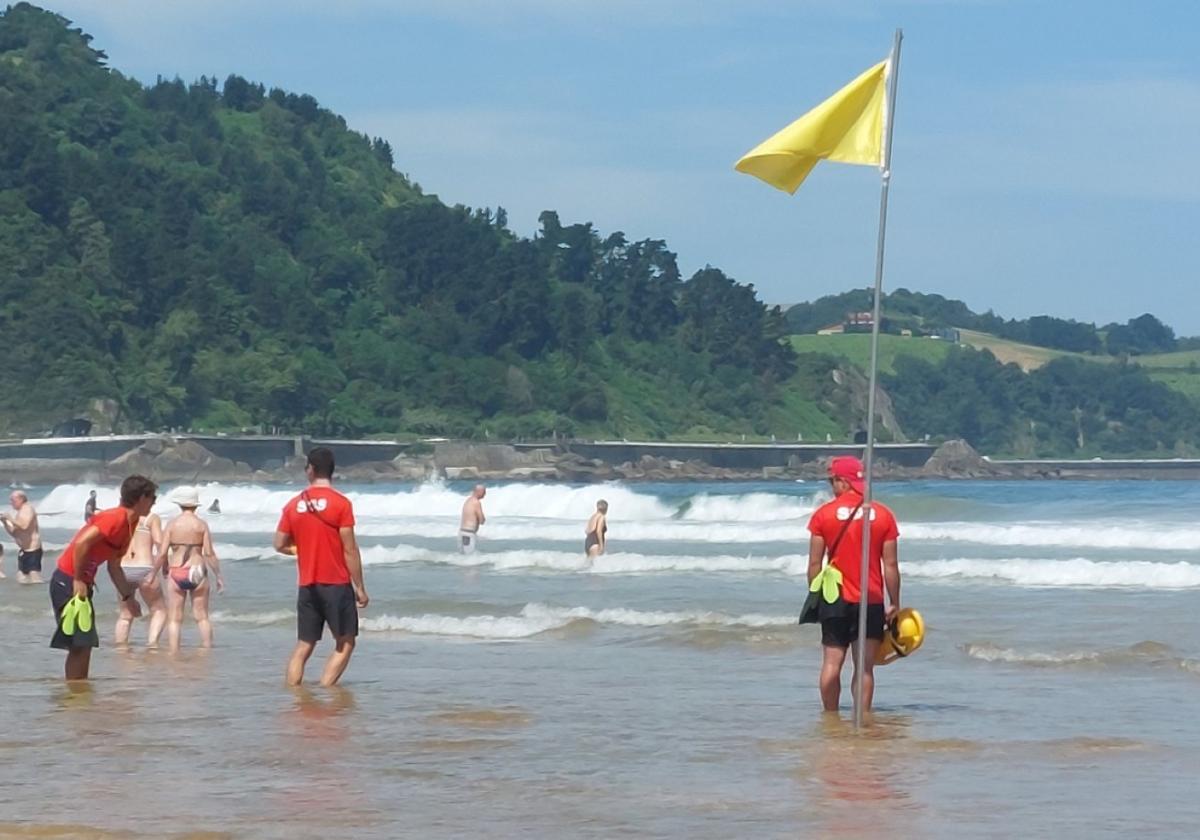 Siete de los socorristas que atienden este verano la playa de Zarautz.