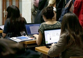 Varias alumnas utilizan su ordenador portátil en un aula de un centro educativo de Gipuzkoa.