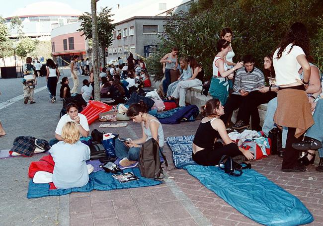 Jóvenes haciendo cola días antes del concierto.