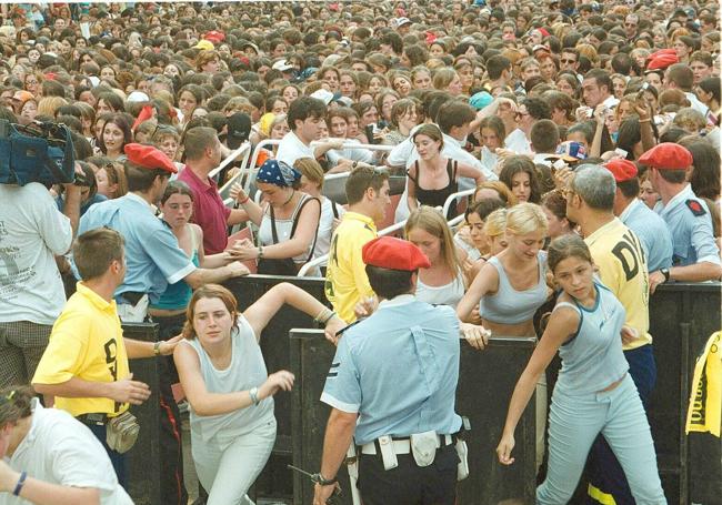 Las fans corren para coger el mejor sitio posible para el concierto.