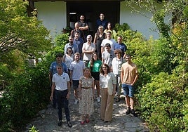 Eider Mendoza, Xabier Arruti y los jóvenes participantes esta mañana en la presentación en el Parketxe de Iturrarán en Pagoeta.