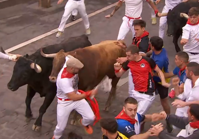 Momento del inicio del enganchón del toro al corredor albaceteño.