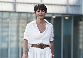 Maddalen Iriarte pasea en el exterior de las Juntas Generales de Gipuzkoa.