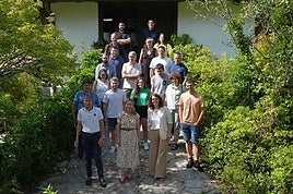 Eider Mendoza, Gipuzkoako diputatu nagusia, eta Xabier Arruti, Lurralde Oreka Berdeko diputatua, gazteekin Pagoetako Iturrarango parketxean egindako aurkezpen jardunaldian