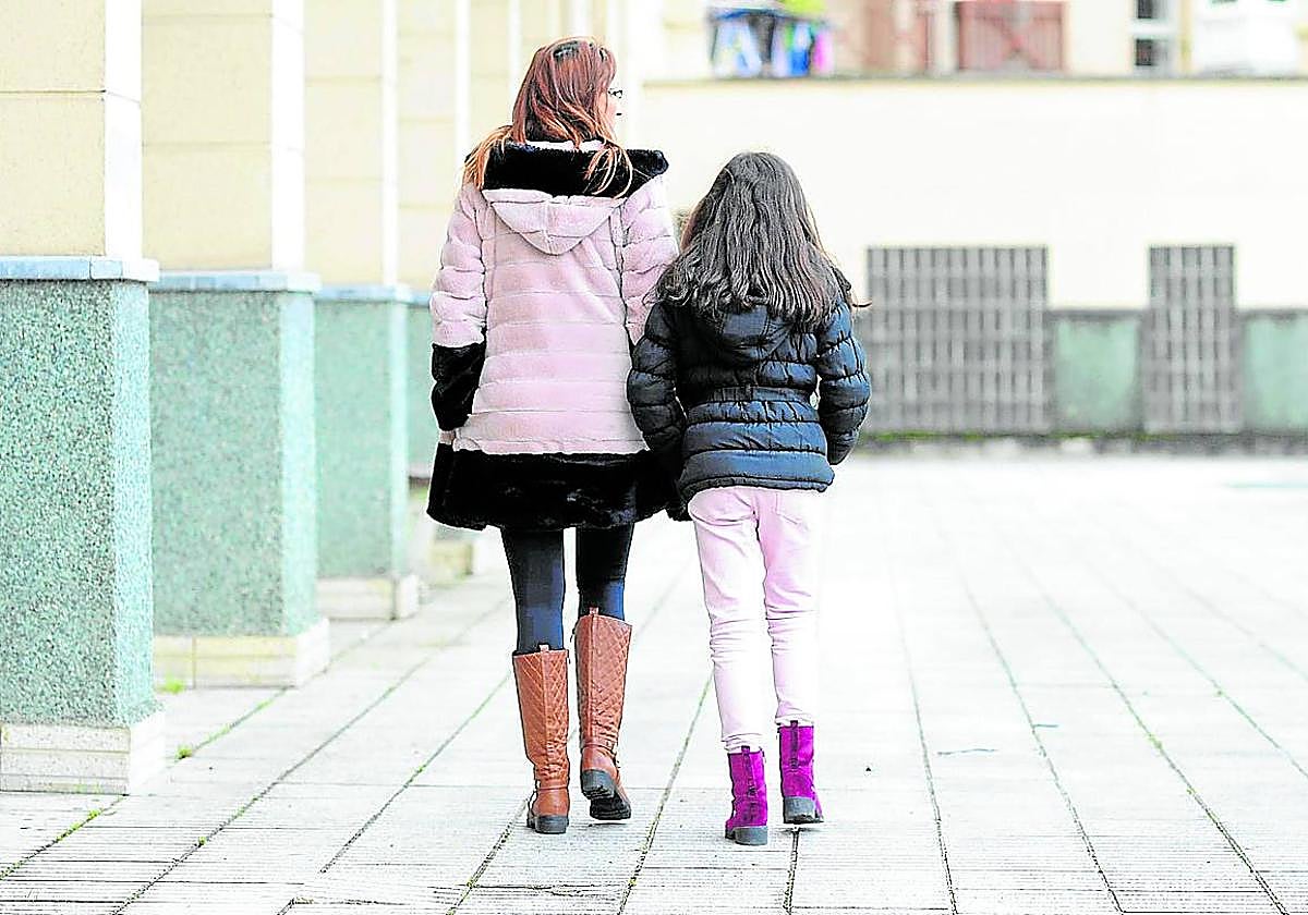 Una menos trans pasea con su madre.