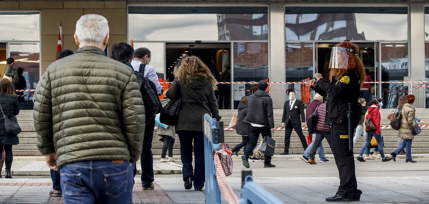 Trabajadores acceden a la sede del Gobierno Vasco en Lakua.