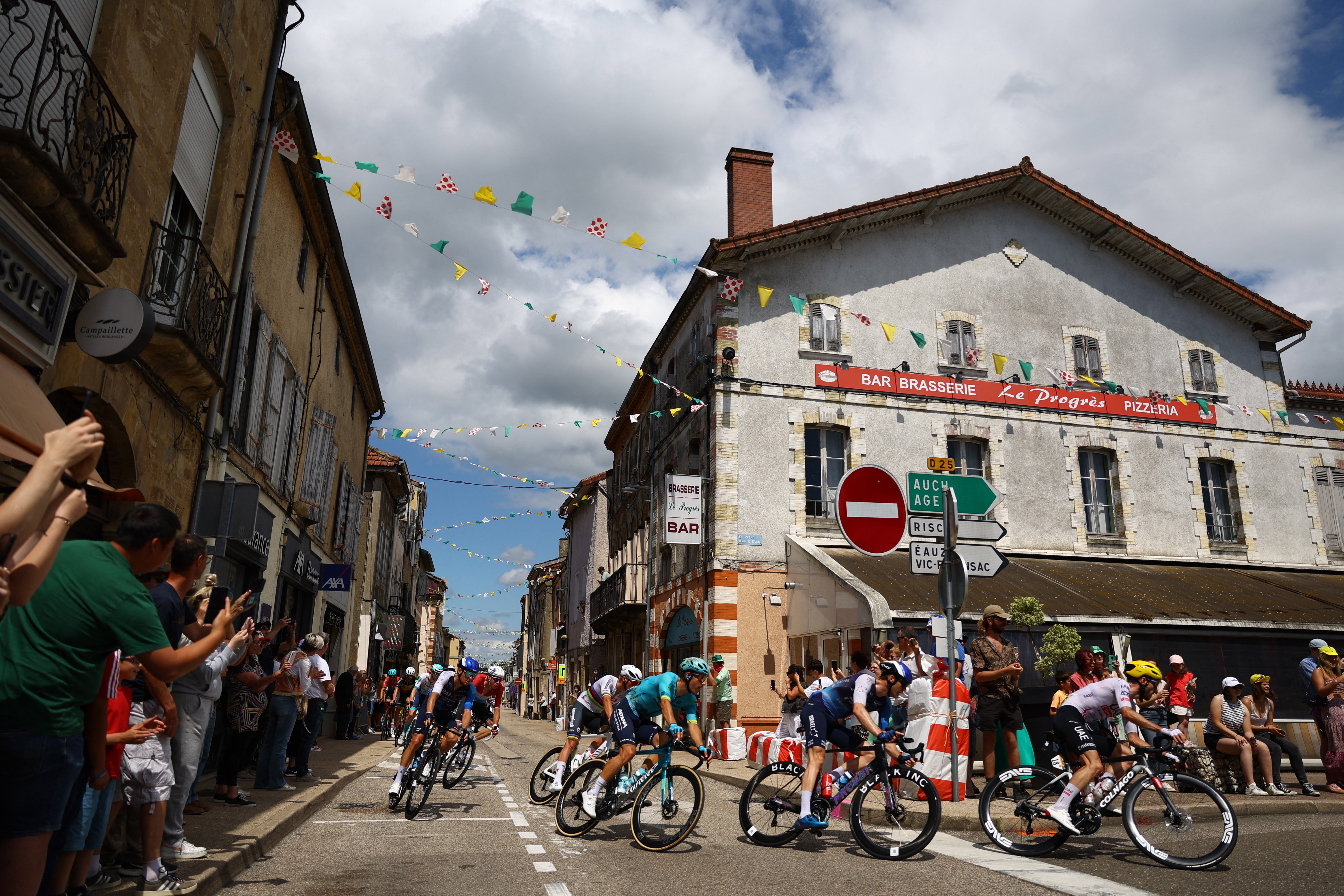 Adam Yates tira de la escapada.